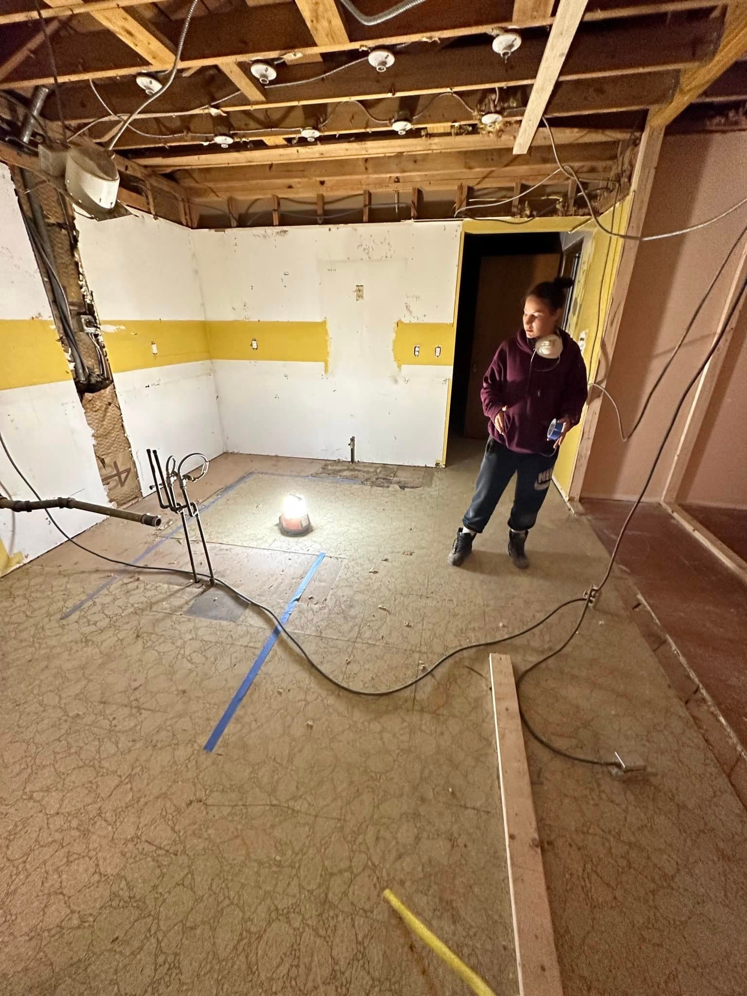 Gina Vermiglio meeting a downsizing homeowner and their family about a cash offer